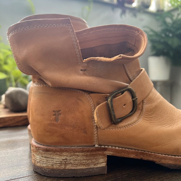 Pre-Loved Frye Veronica Booties 8.5 - Picture 4 of 8